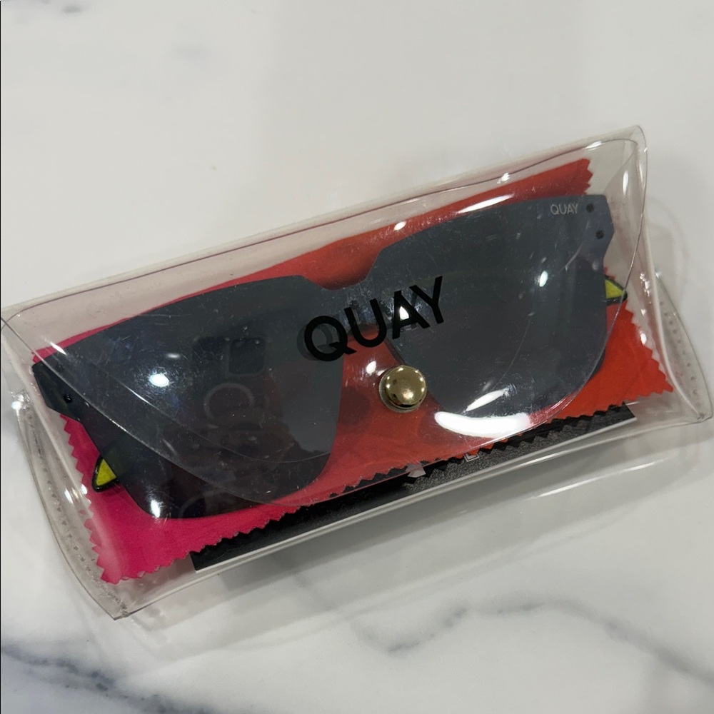 NEW Quay Polarized Home Stretch Sunglasses, case, & cleaning cloth